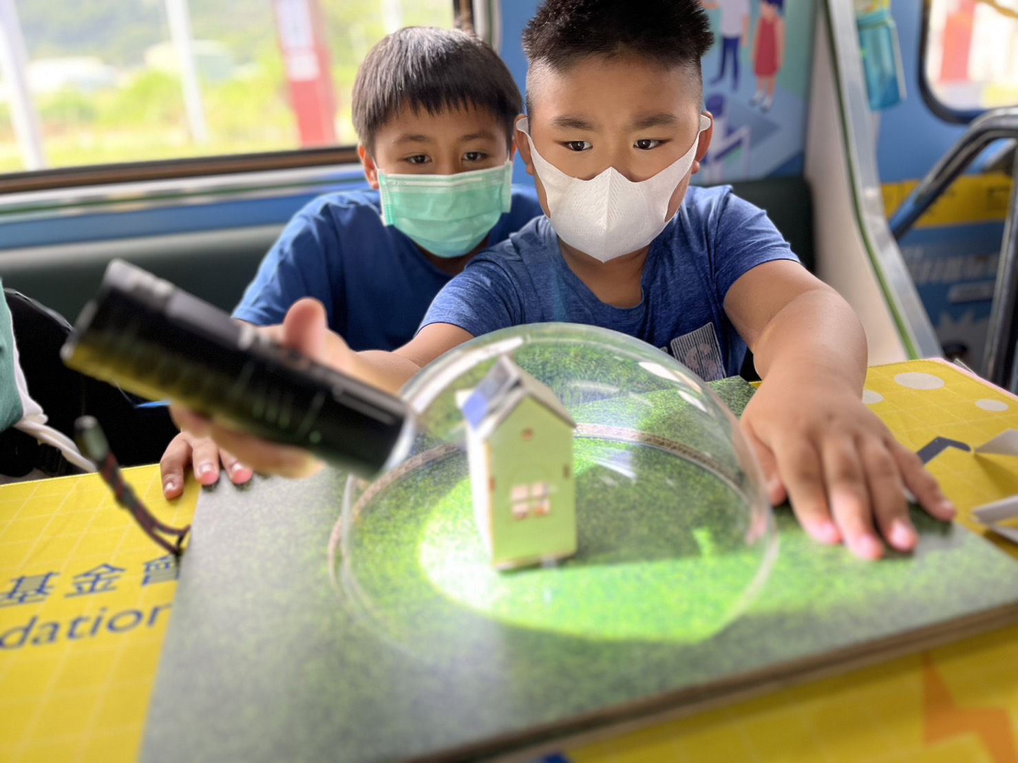 ng28南宫相信品牌力量參與基礎科學主題車廂，以STEAM教學精神，設計「逐日科學家」、「太陽能工程師」以及「淨零建築師」三大能源科普課程和實驗